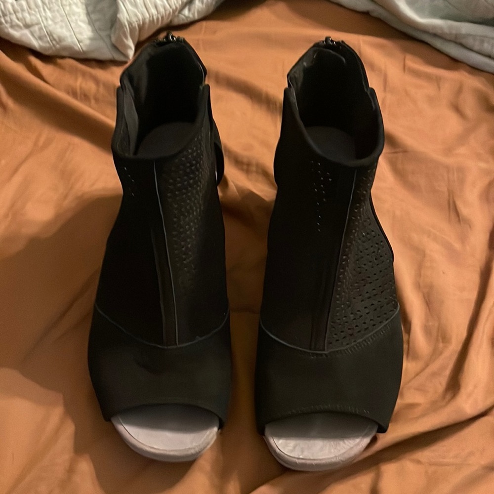 Black open toed shoes